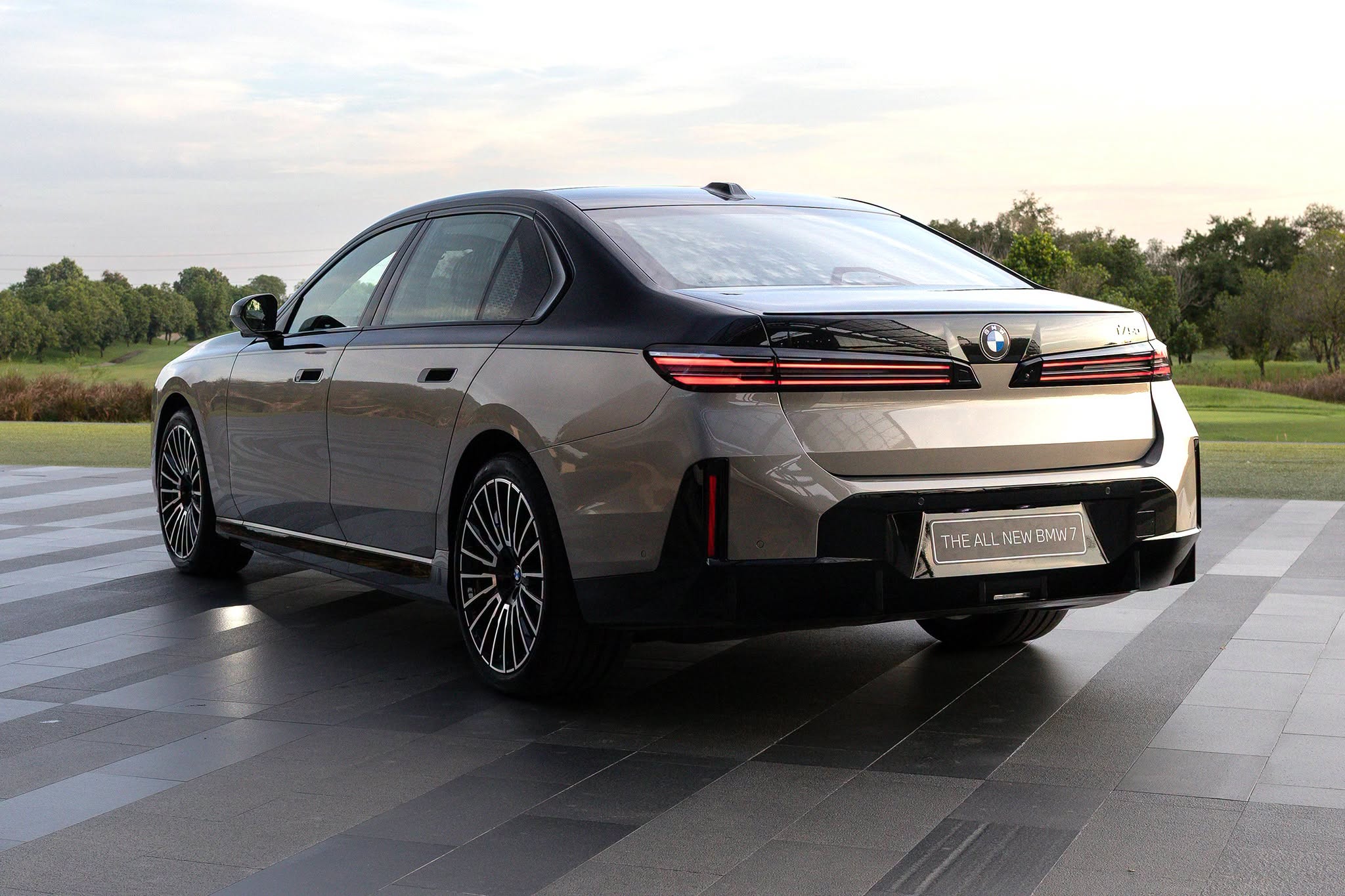 BMW i7 2027 2.jpg