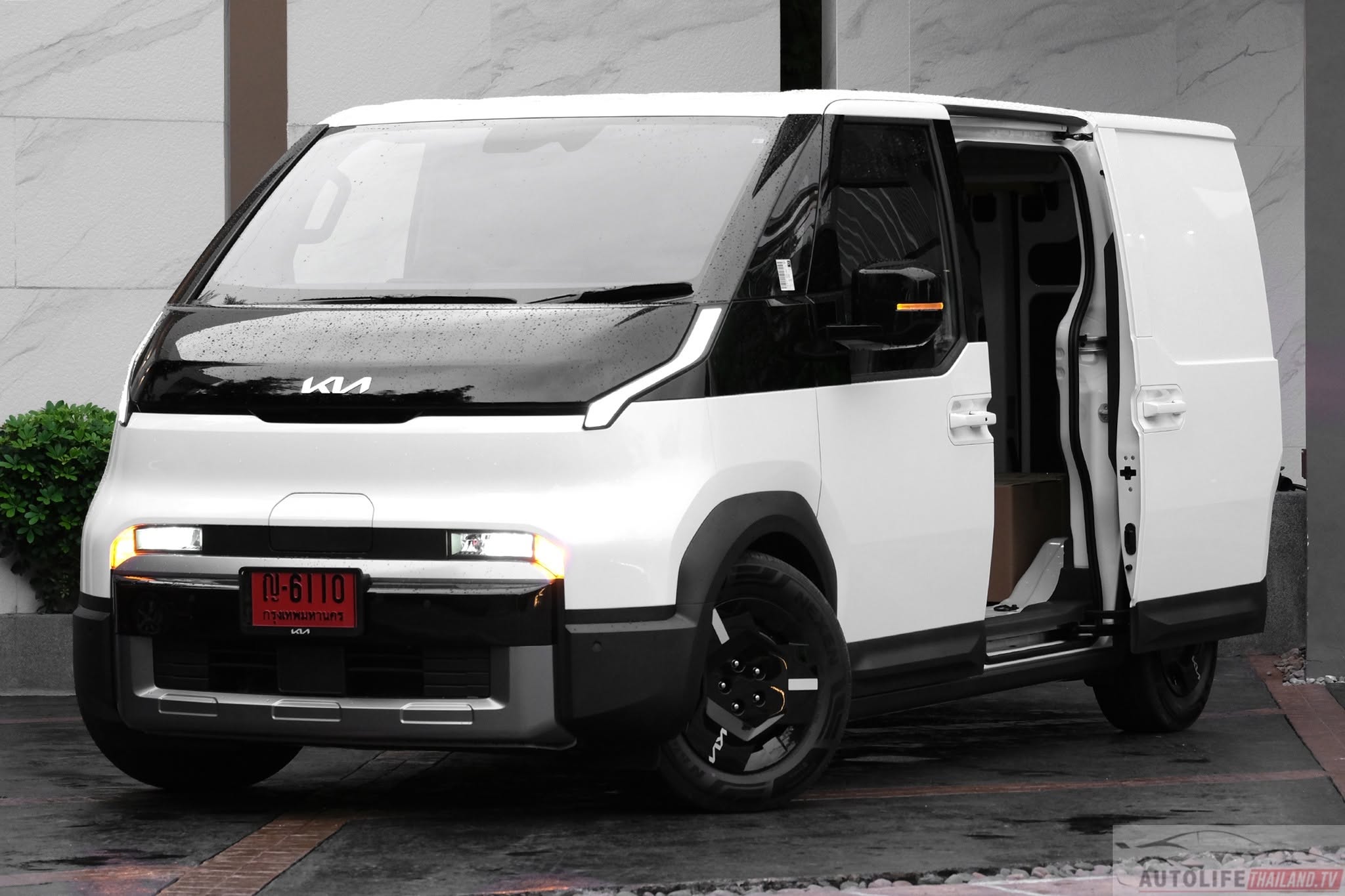 Kia PV5 8.jpg