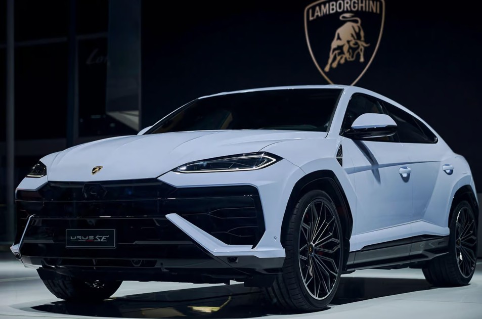 Lamborghini Urus SE 2025.jpg