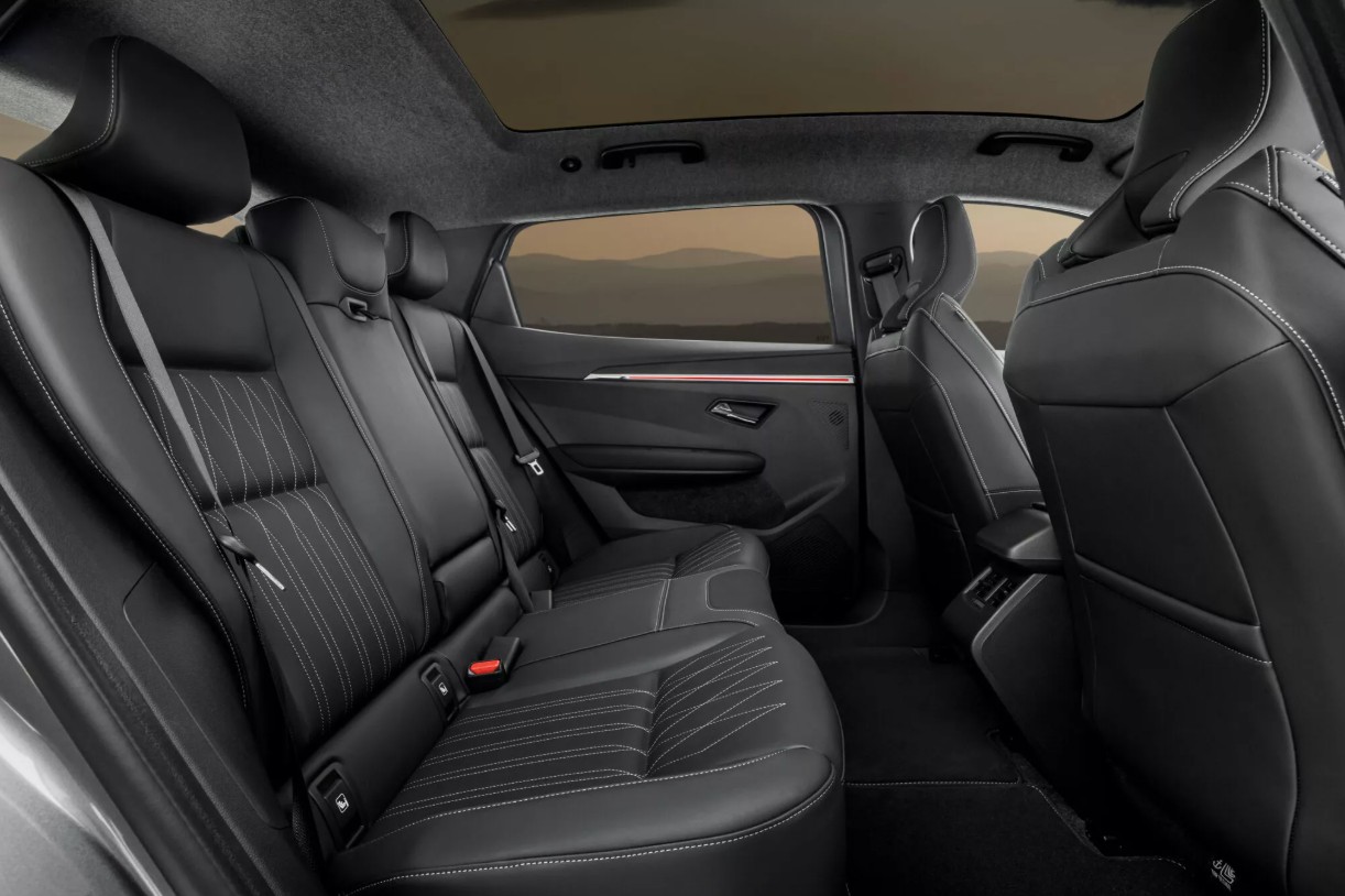 Mitsubishi Eclipse Cross EV 10.jpg