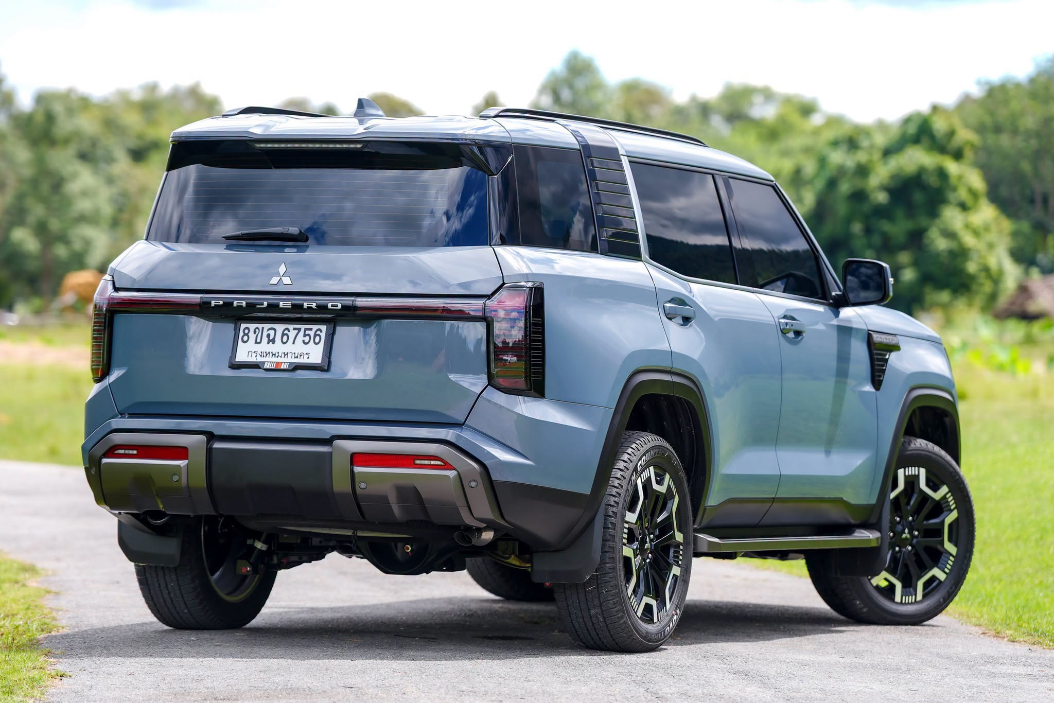 Mitsubishi Pajero GSR 2WD 7.jpg