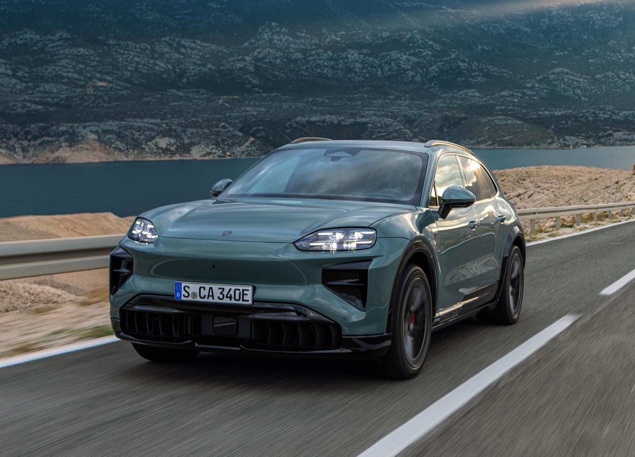 Porsche Cayenne EV 6.jpg