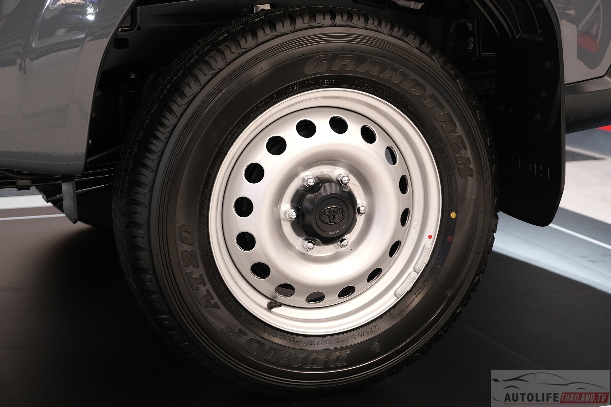 Toyota Hilux TRAVO Standard Cab 10.jpg