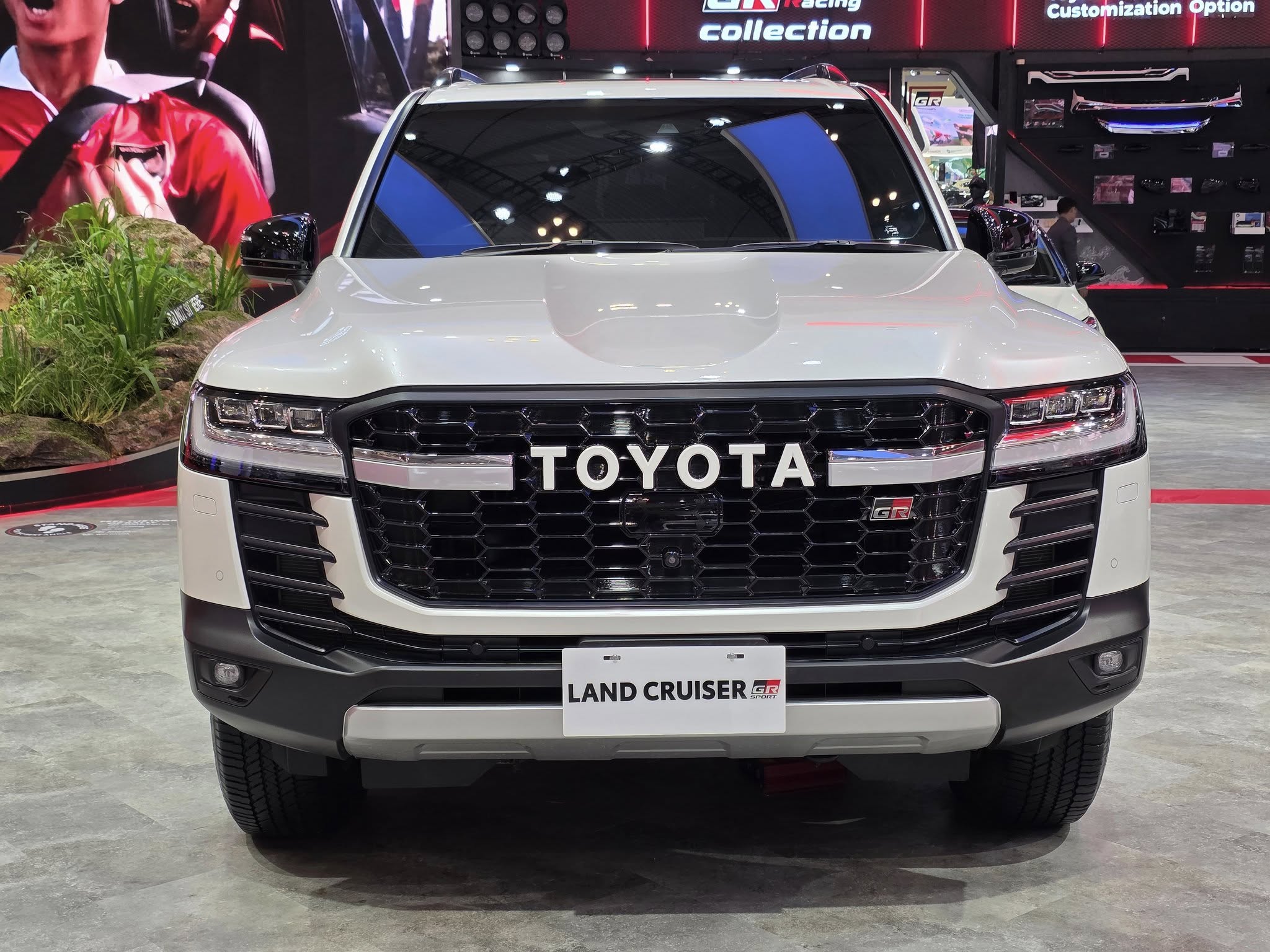 Toyota Land Cruiser 300 GR Sport 7.jpg