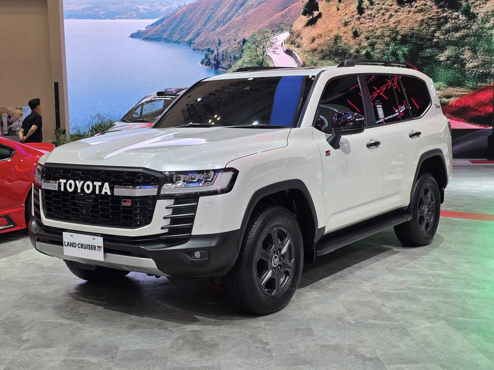 Toyota Land Cruiser 300 GR Sport.jpg