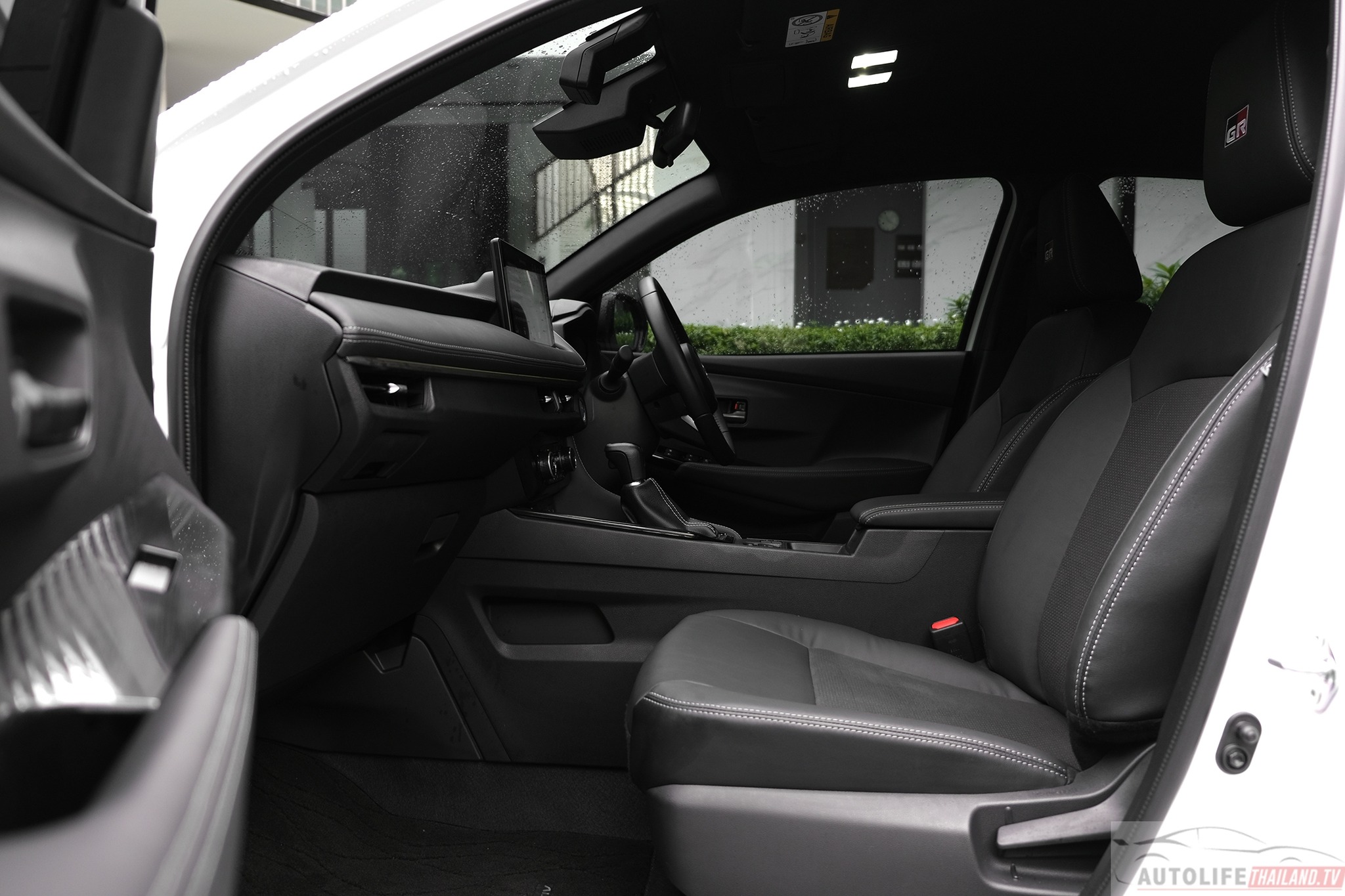 Toyota Yaris ATIV HEV 10.jpg