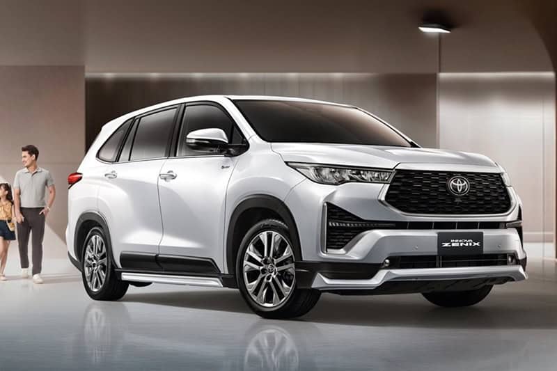Toyota_Innova_zenix_001.jpg