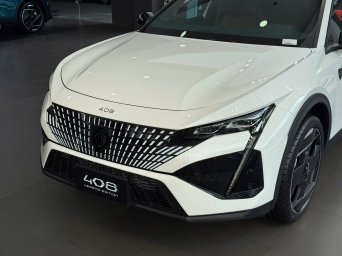 Peugeot 408 Legend Edition (12).jpg