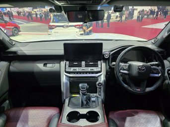 Toyota Land Cruiser 300 GR Sport 3.jpg
