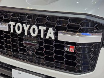 Toyota Land Cruiser 300 GR Sport 11.jpg